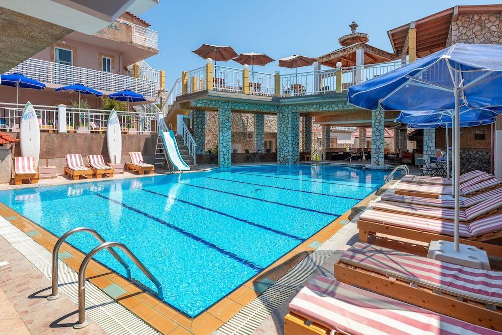 פסטידה Marietta Hotel Apartments מראה חיצוני תמונה